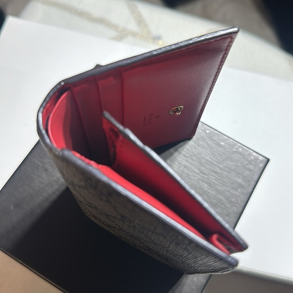 Gucci cherry elegant wallet like new..with box one light crease on the inside - Picture 4 of 14